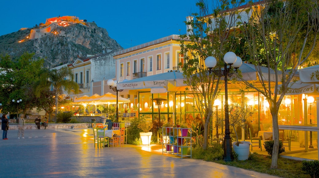 Nafplio mostrando cenas noturnas e cenas de rua