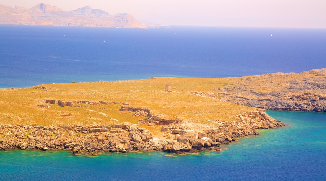 Lindos strand som inkluderer stenete kystlinje