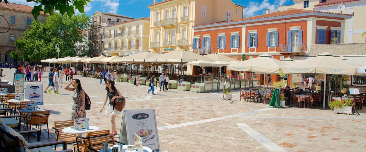 Constitution Square showing heritage architecture, street scenes and a square or plaza