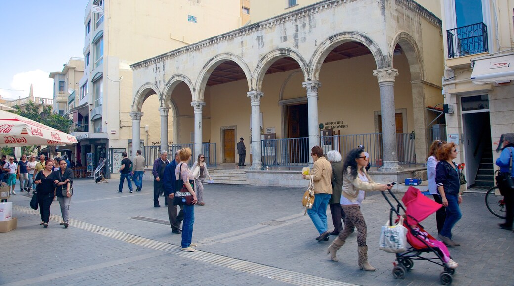 St. Mark\'s Basilica showing a church or cathedral, street scenes and heritage architecture