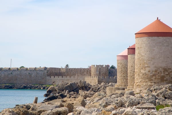 Hafeneinfahrt welches beinhaltet Palast oder Schloss und historische Architektur