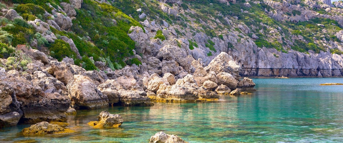 Anthony Quinn Bay og byder på barsk kystlinje