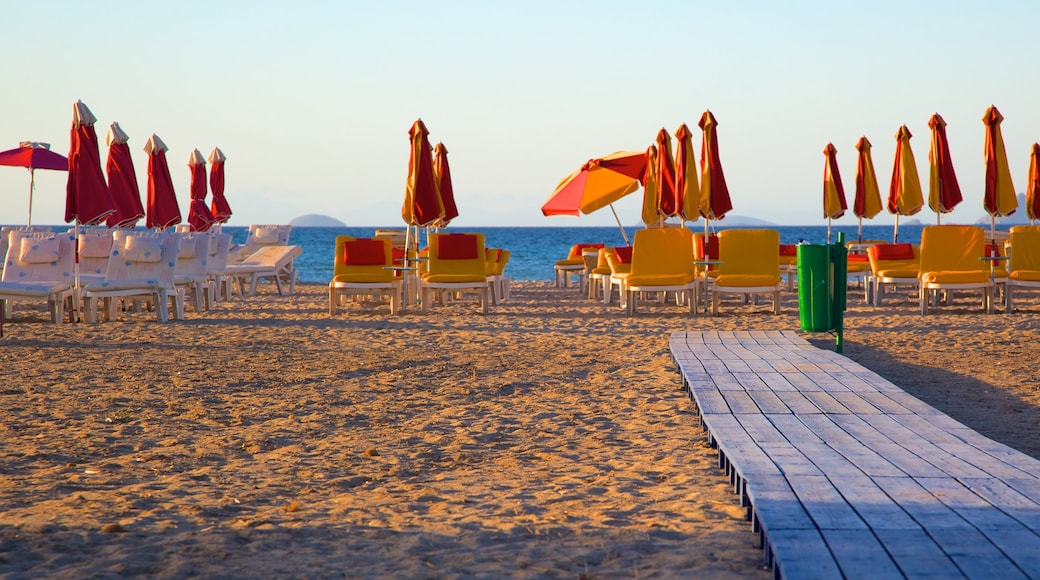 Spiaggia di Tigaki mostrando spiaggia sabbiosa