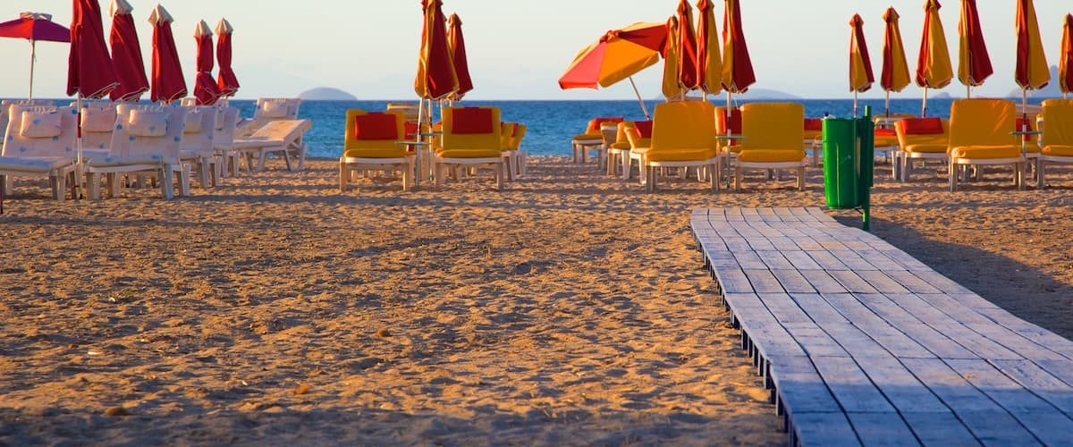 Tigaki Beach showing a sandy beach