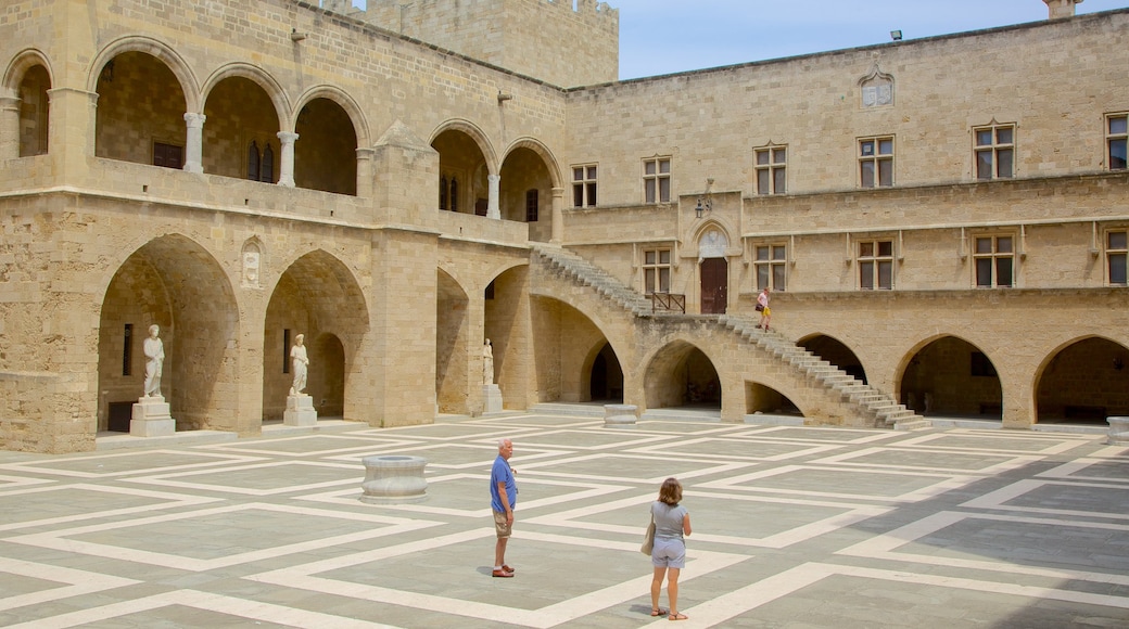 Palacio del Gran Maestre de los Caballeros de Rodas ofreciendo patrimonio de arquitectura, un castillo y un parque o plaza