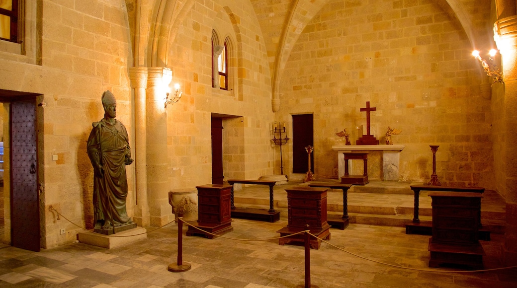 Palacio del Gran Maestre de los Caballeros de Rodas ofreciendo vistas interiores, patrimonio de arquitectura y elementos religiosos