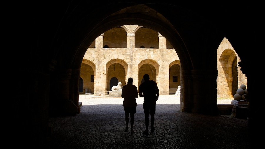 Museu ArqueolĂłgico de Rodes que inclui vistas internas assim como um casal