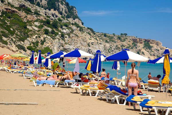 Plage de Tsambika montrant baignade, plage et panoramas