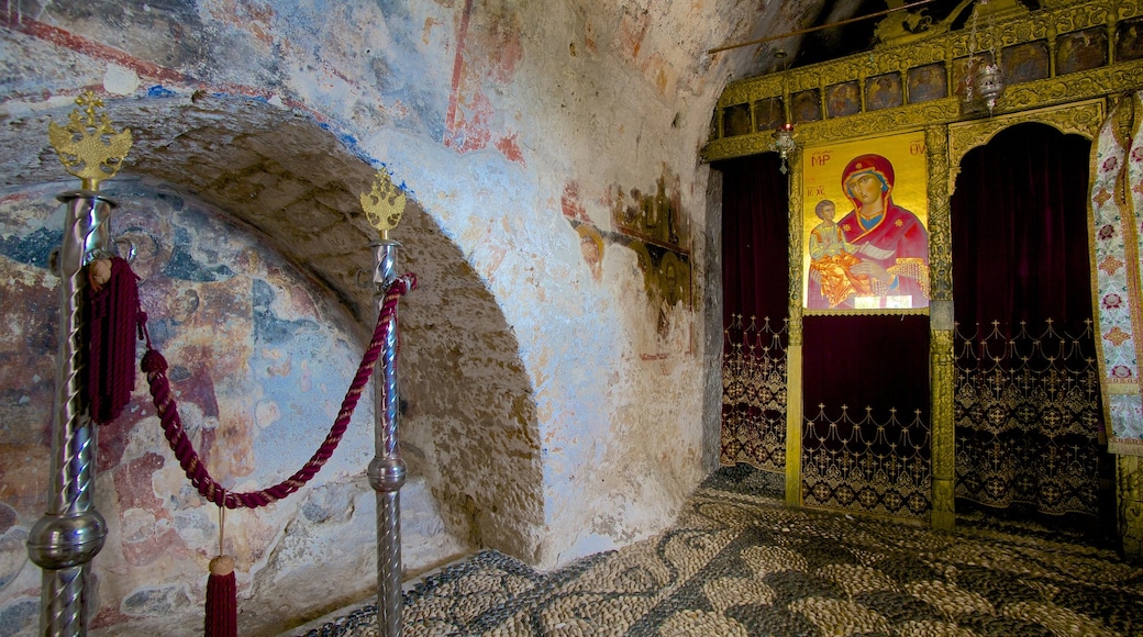 Monasterio de Tsambika ofreciendo vistas interiores, una iglesia o catedral y aspectos religiosos