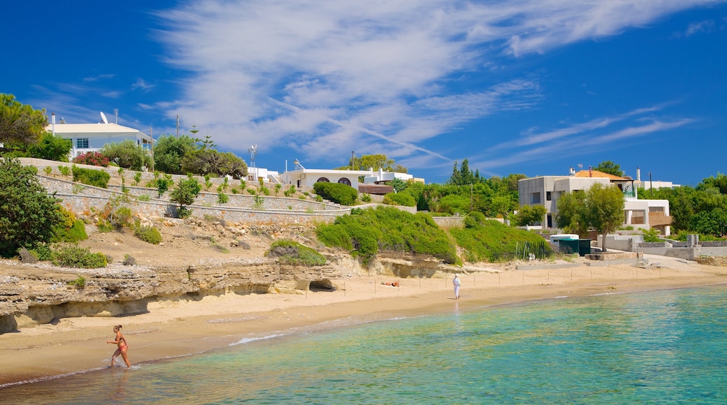 Pefkos strand presenterar en sandstrand och kustutsikter