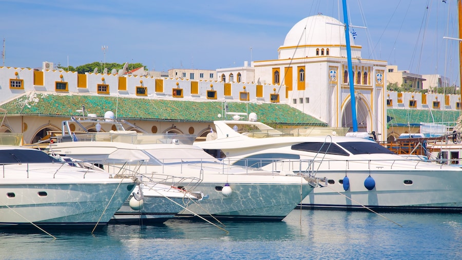 Porto de Rodes mostrando uma marina e paisagens litorĂąneas