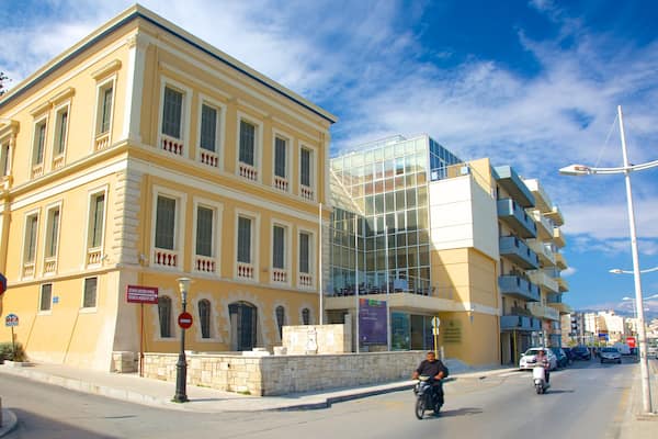 Musée historique et ethnographique de Crète qui includes scènes de rue