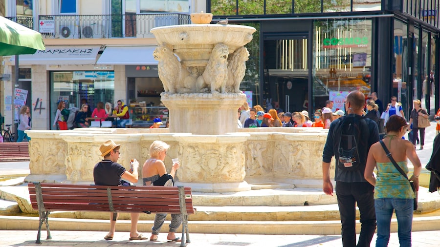 Morosini Fountain featuring a fountain