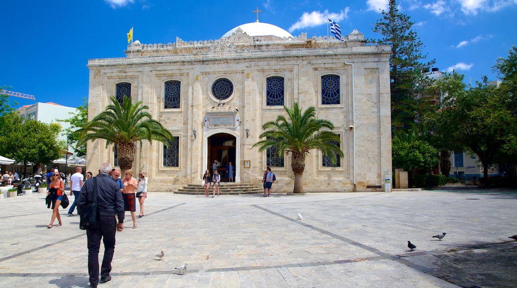 Catedral de Agios Titos mostrando uma igreja ou catedral, uma praça ou plaza e elementos religiosos