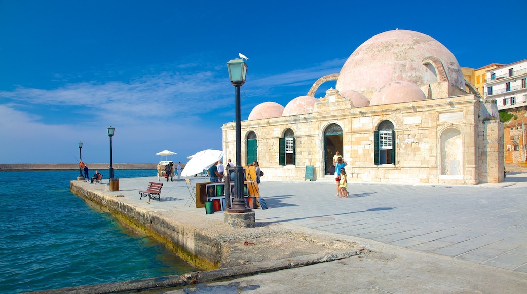 Mezquita de Kioutsouk Hassan que incluye patrimonio de arquitectura, una mezquita y vistas generales de la costa