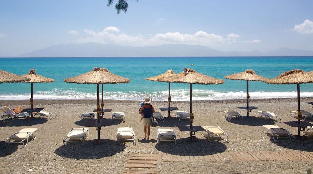 Playa de Agios Fokas que incluye una playa de guijarros