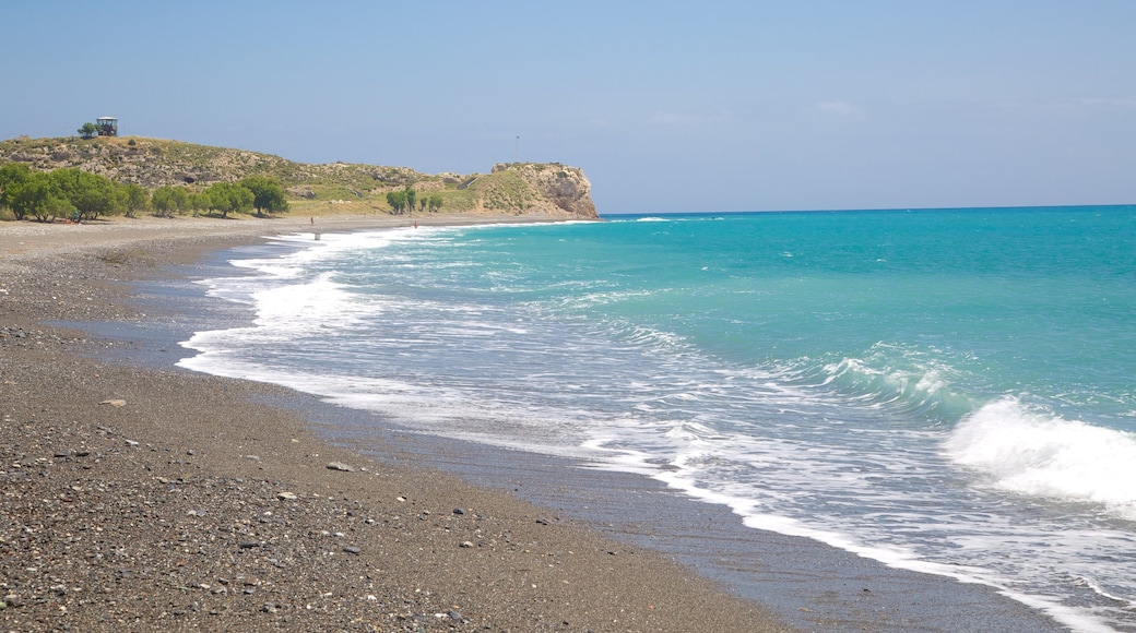 Agios Fokas-strand toont algemene kustgezichten en een kiezelstrand