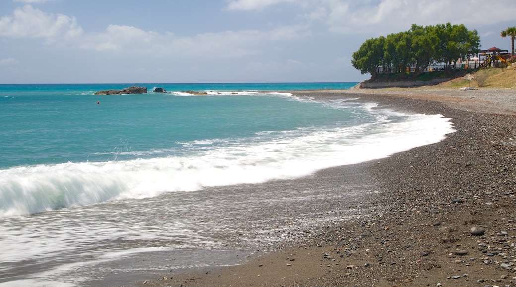 Agios Fokas strand som visar en stenstrand och kustutsikter