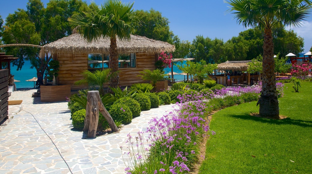 Strand Agios Fokas das einen Garten