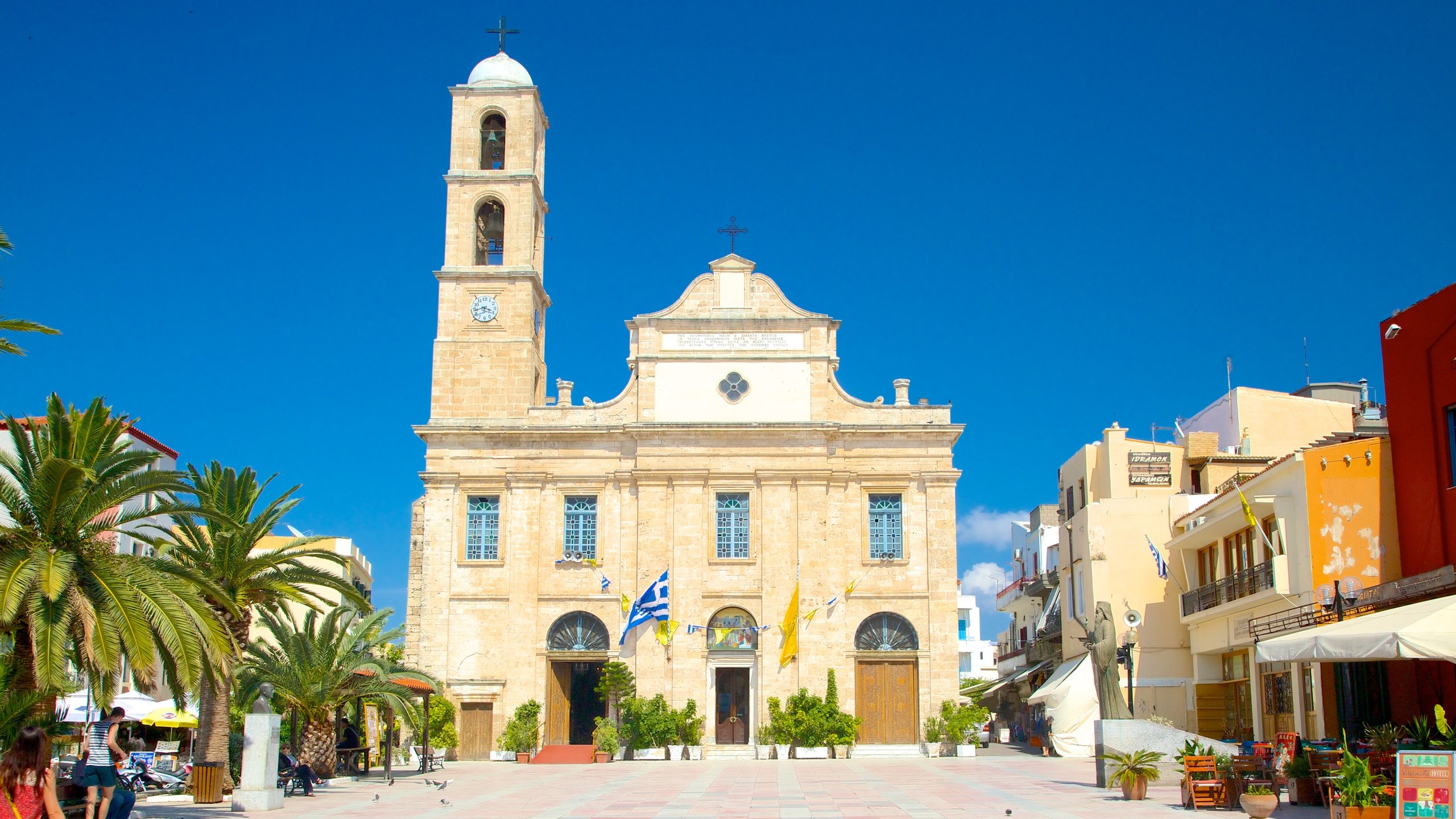 Chania che include piazza, chiesa o cattedrale e elementi religiosi