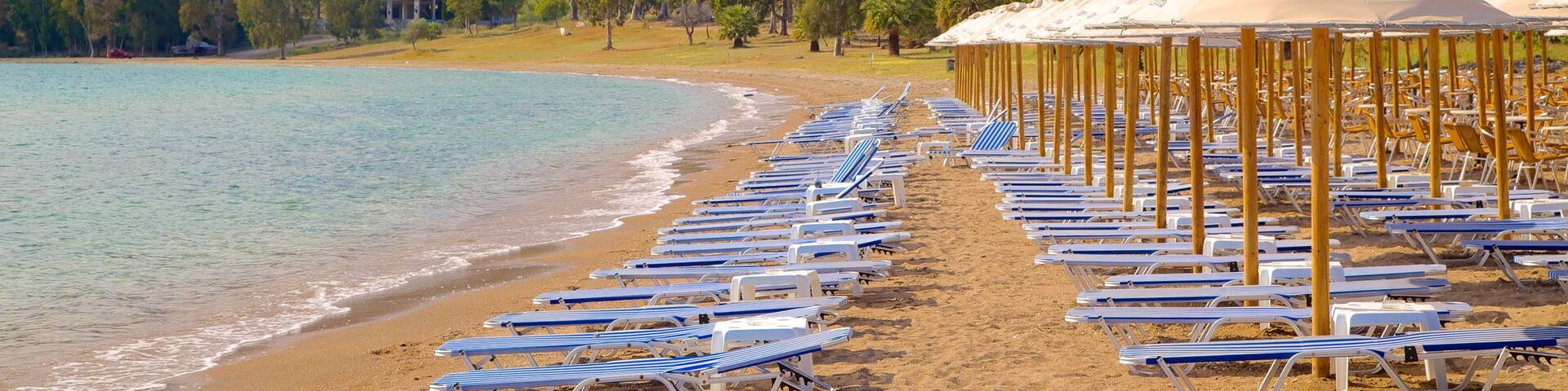 Nafplio showing a sandy beach