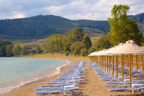 Nafplio showing a beach