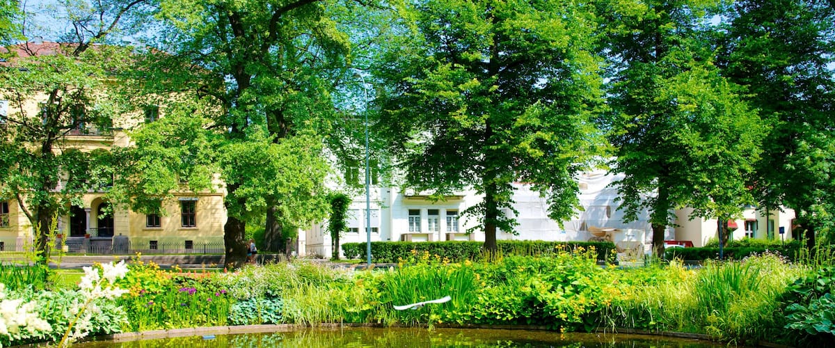 Schlosspark mit einem Teich