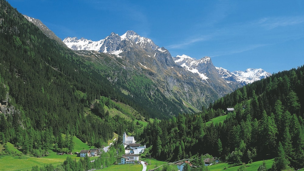 Sankt Leonhard im Pitztal featuring a small town or village