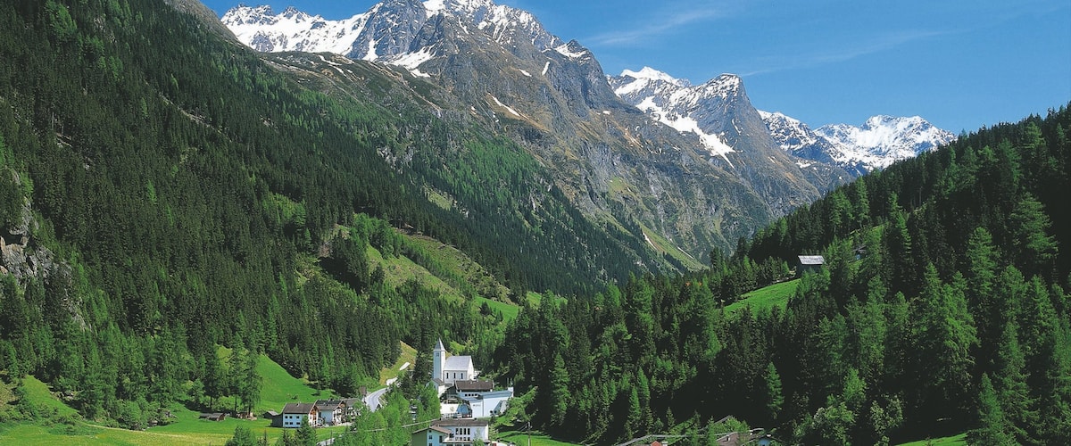 Sankt Leonhard im Pitztal showing a small town or village