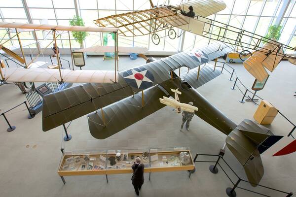 College Park Aviation Museum montrant vues intérieures, patrimoine architectural et avion