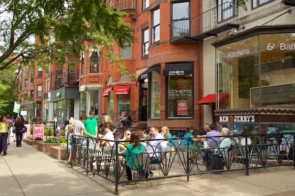 Massachusetts montrant pause café, scènes de rue et sortie au restaurant