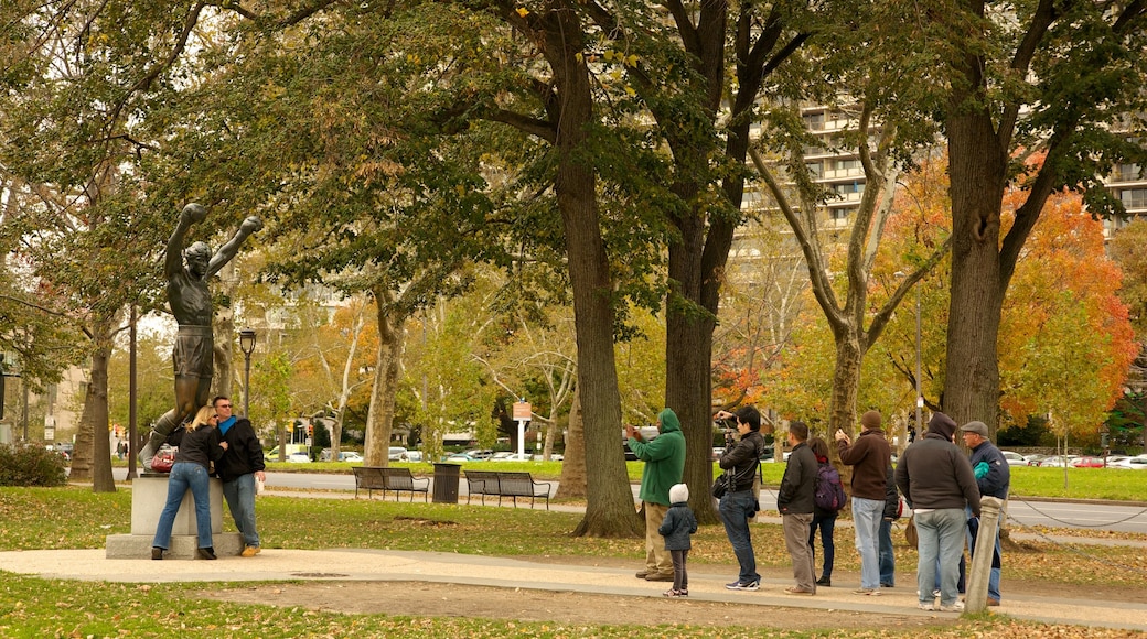 Pennsylvania que incluye un jardín y también un gran grupo de personas