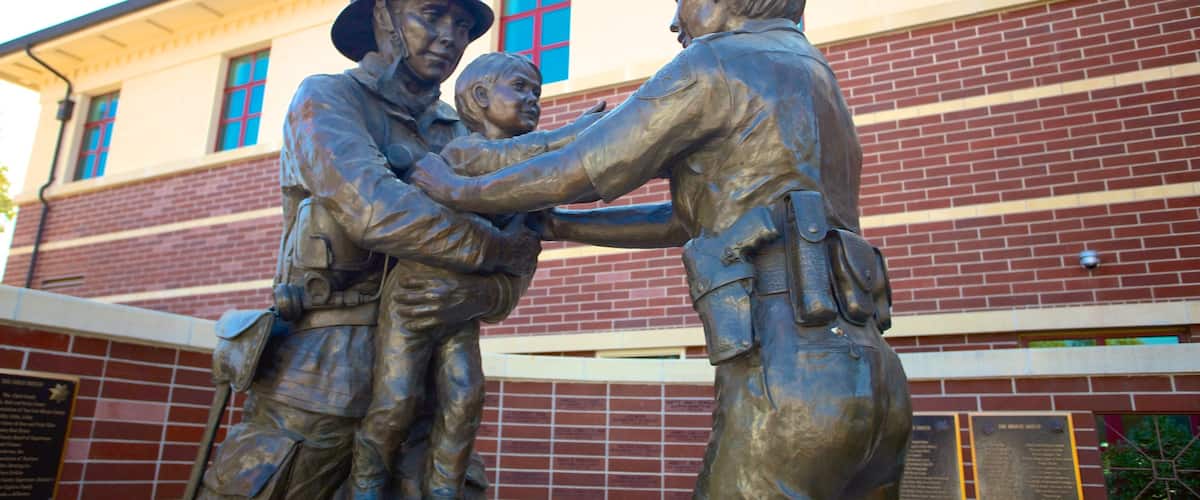 California mostrando arte al aire libre y una estatua o escultura