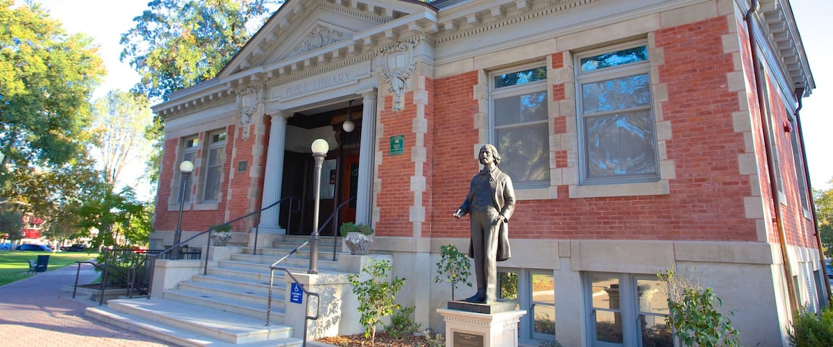 Central Coast California bevat historische architectuur en een standbeeld of beeldhouwwerk