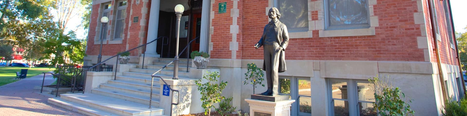 Centrale kyststrækning - Californien som omfatter en statue eller en skulptur og historiske bygningsværker