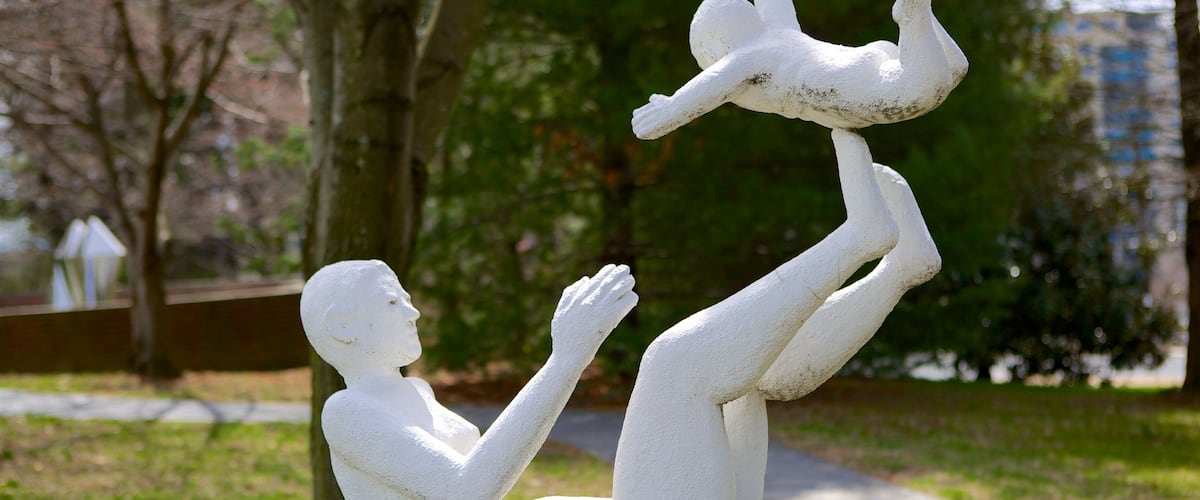 Strathmore Hall og byder på en statue eller en skulptur og udendørs kunst