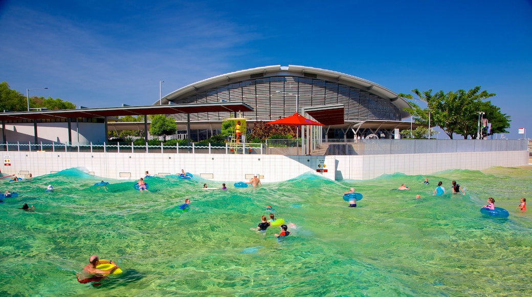 Darwin Waterfront featuring swimming