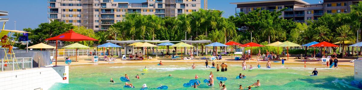 Darwin Waterfront das einen Schwimmen und Pool sowie große Menschengruppe