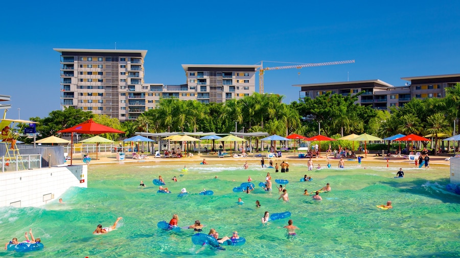 Darwin Waterfront inclusief zwemmen en een zwembad en ook een grote groep mensen
