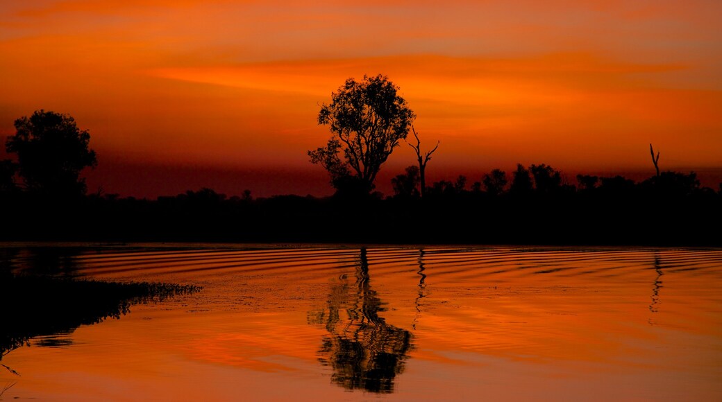 Parc national de Kakadu montrant coucher de soleil et lac ou étang