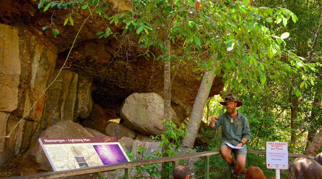 Nourlangie Rock y también un hombre