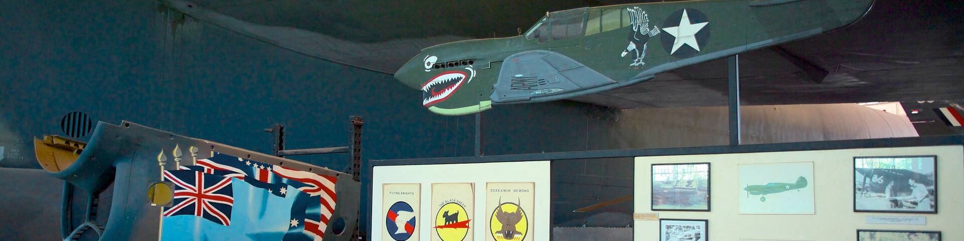 Australian Aviation Heritage Centre qui includes avion et vues intérieures