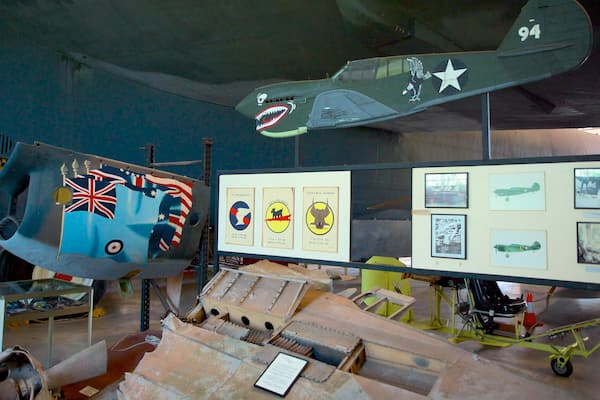 Australian Aviation Heritage Centre das einen Innenansichten und Flugzeug