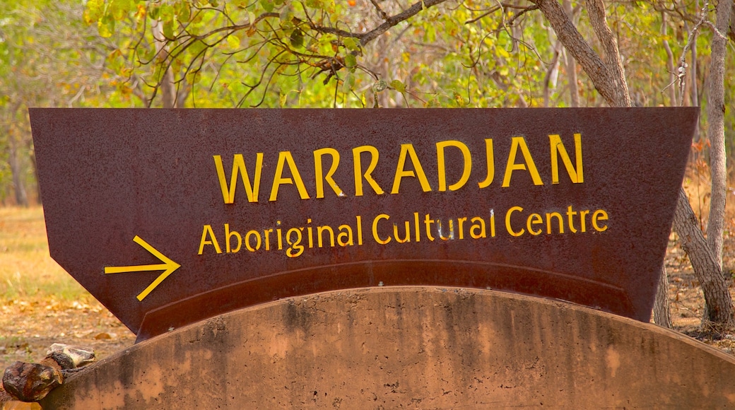 Centro cultural de Warradjan ofreciendo señalización