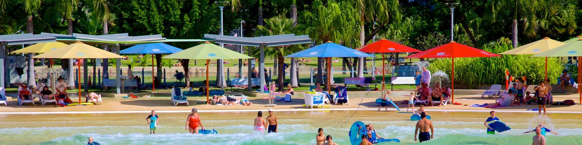 Darwin Waterfront mit einem Schwimmen sowie große Menschengruppe