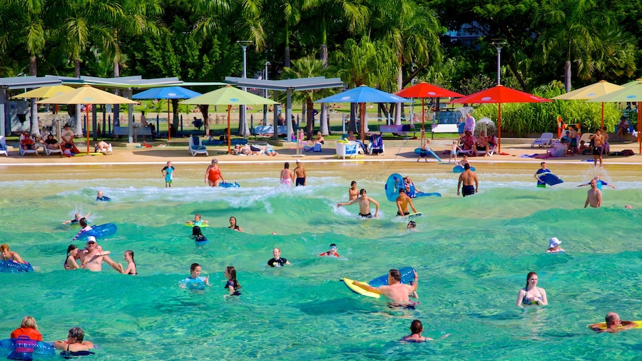Paseo Marítimo de Darwin ofreciendo natación y también un grupo grande de personas