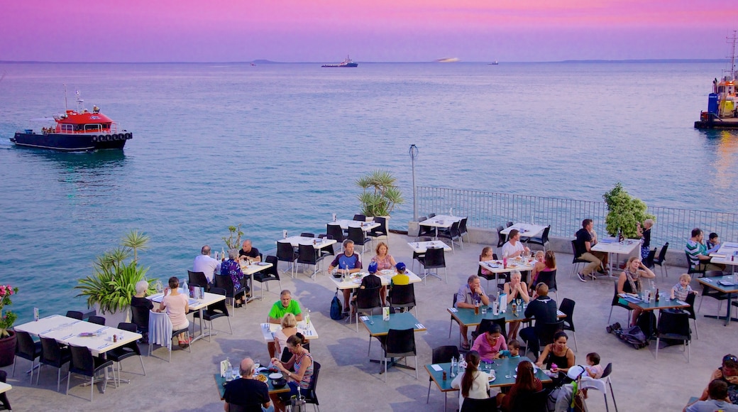 Paseo Marítimo de Darwin ofreciendo escenas de café, comer al aire libre y una puesta de sol