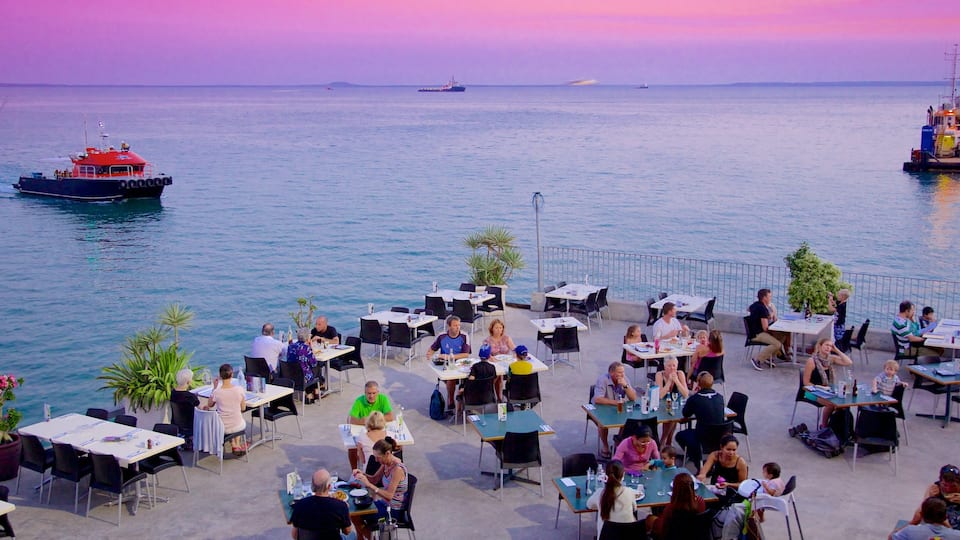 Paseo Marítimo de Darwin ofreciendo un atardecer, comidas al aire libre y café