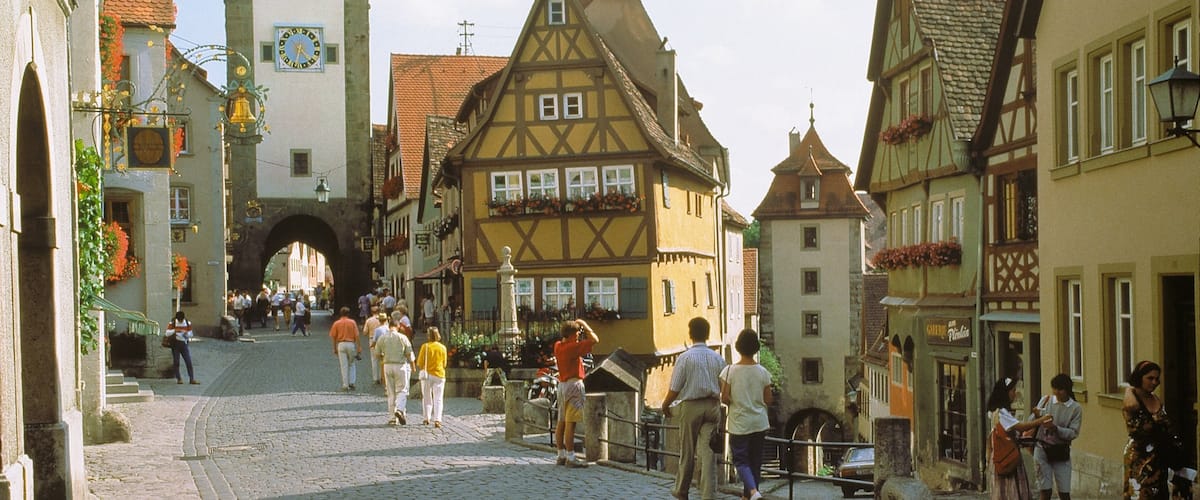 Rothenburg ob der Tauber mostrando patrimonio de arquitectura y escenas urbanas y también un gran grupo de personas