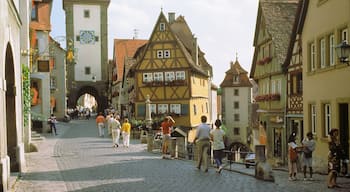 Rothenburg ob der Tauber che include strade e architettura d\'epoca cosi come un grande gruppo di persone